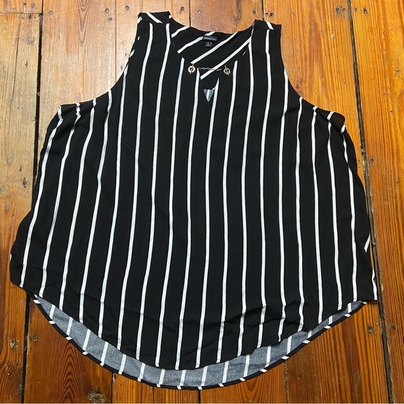 Torrid Women’s Striped Sleeveless Top Size 5X Chain Detail Black White Flowy - Picture 6 of 13
